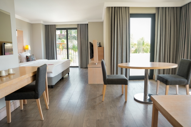 Corner Suite Deniz Manzaralı Balkonlu - Resim 6