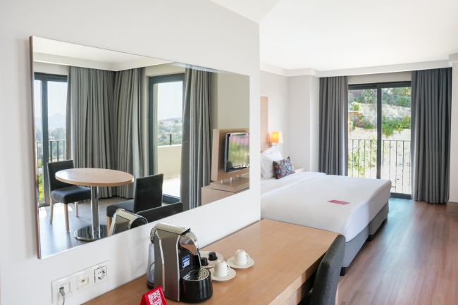 Corner Suite with Sea View and Balcony - Gallery image 1